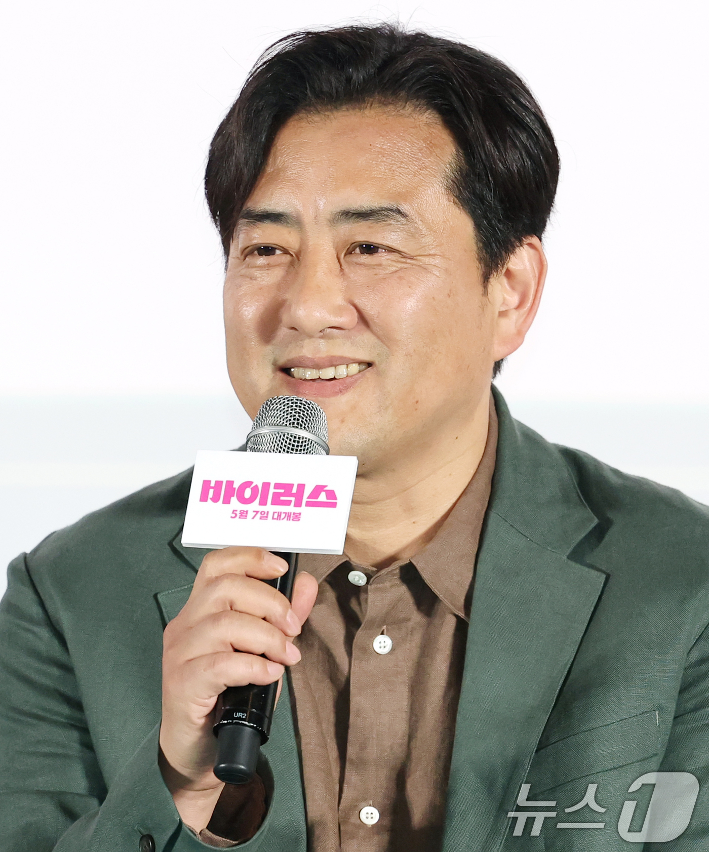 (서울=뉴스1) 권현진 기자 = 강이관 감독이 28일 서울 용산구 CGV 용산아이파크몰에서 열린 영화 '바이러스' VIP 시사회에 참석해 인사말을 하고 있다.'바이러스'는 이유 없 …