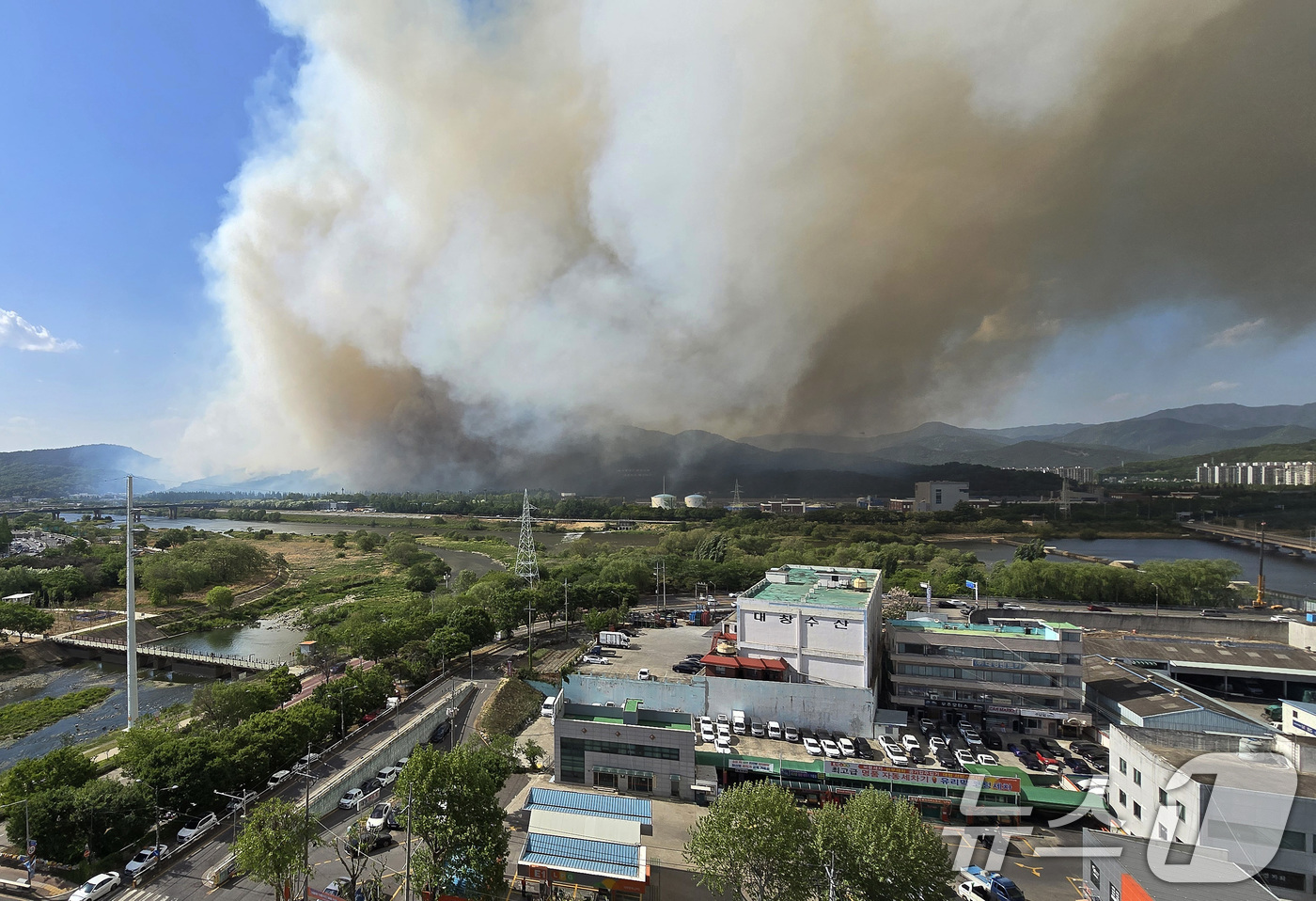 (대구=뉴스1) 공정식 기자 = 28일 오후 2시 1분쯤 대구 북구 노곡동 함지산에서 불이 나 연기가 치솟고 있다. 2025.4.28/뉴스1
