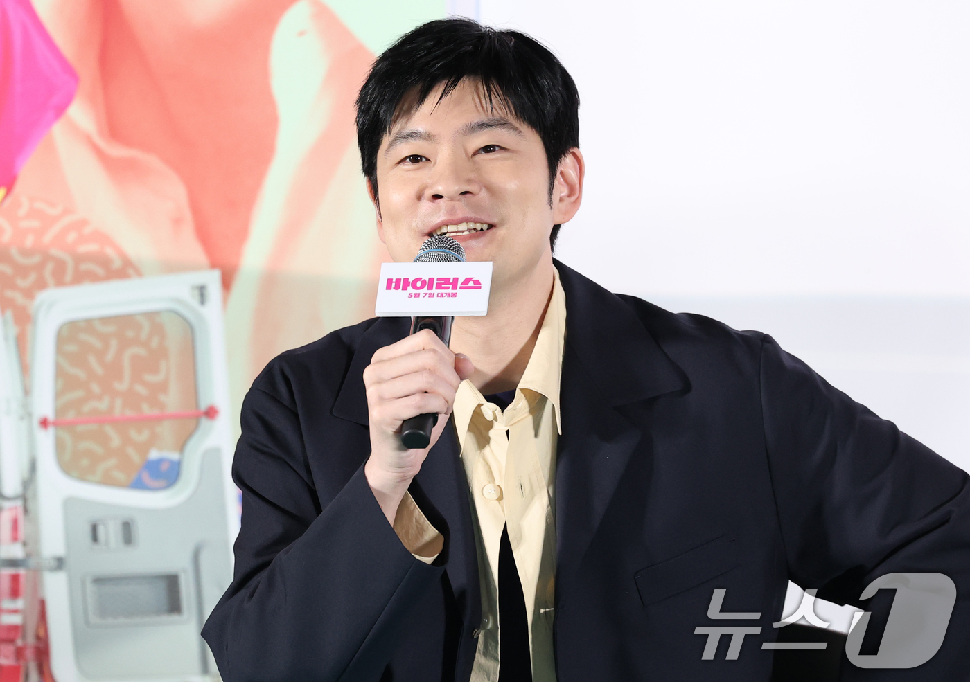 (서울=뉴스1) 권현진 기자 = 가수 겸 배우 장가히가 28일 서울 용산구 CGV 용산아이파크몰에서 열린 영화 '바이러스'(감독 강이관) VIP 시사회에 참석해 취재진 질문에 답하 …