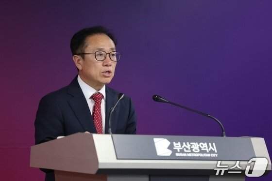 본문 이미지 - 김광회 부산시 미래 혁신부시장이 28일 오후 부산시청브리핑룸에서 가덕도신공항 관련 기자회견을 하고 있다.2025.4.28. 손연우 기자