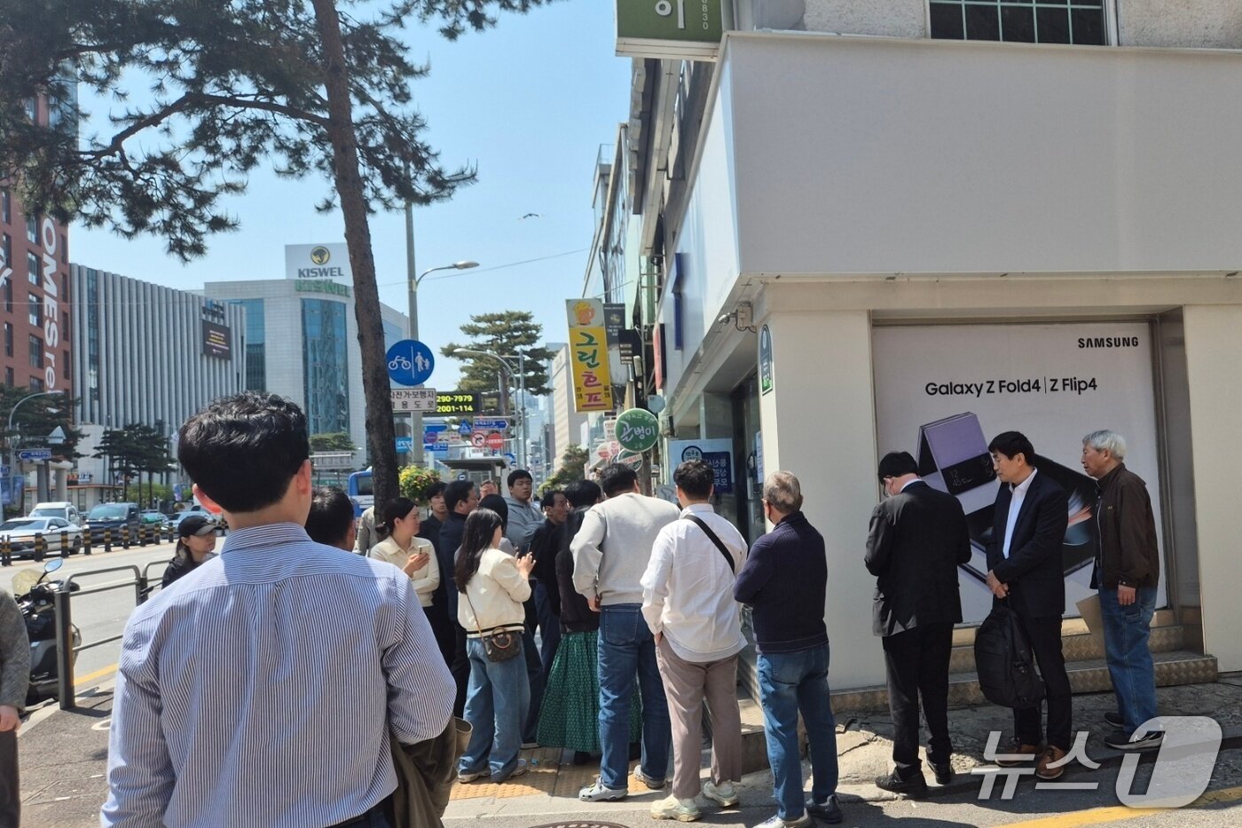 본문 이미지 -  SK텔레콤이 무료 유심 교체 서비스를 개시한 28일 서울 충무로역 인근 한 T월드 매장 앞의 모습 ⓒ 뉴스1 남해인 기자