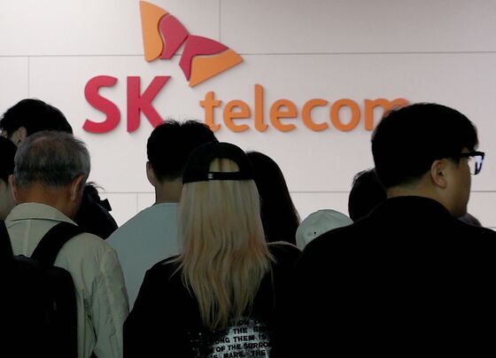 '해킹사고' SKT 약세 지속…경쟁사 KT는 '장중 최고가'[핫종목]
