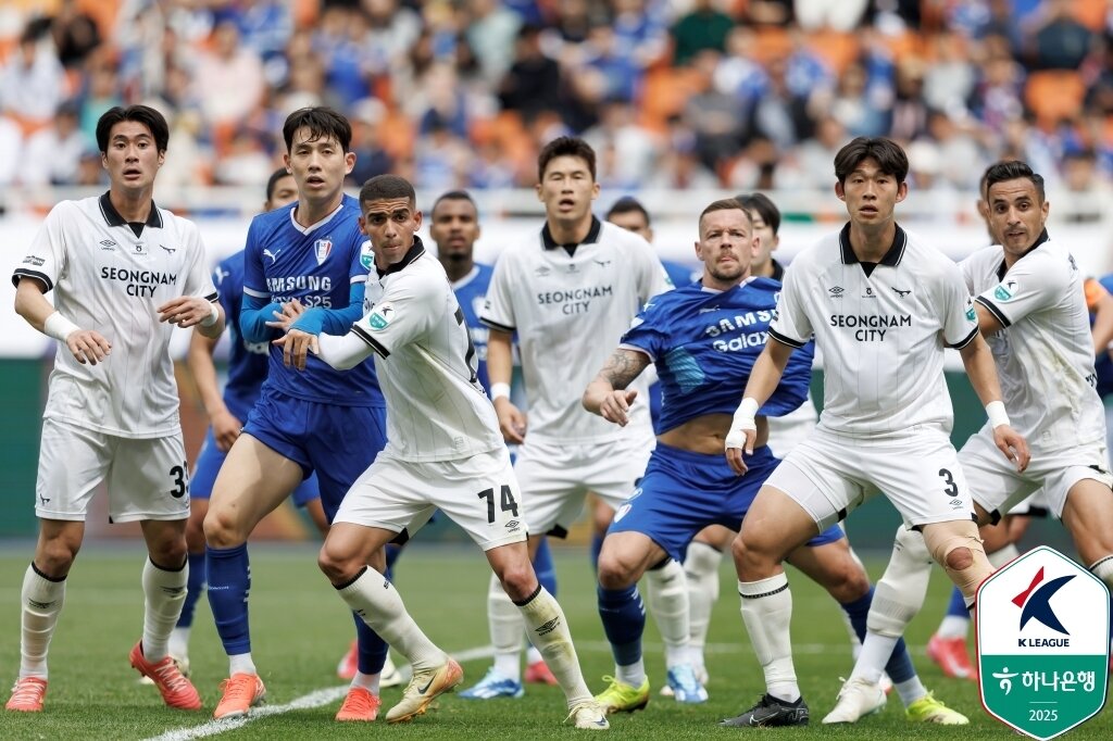 본문 이미지 - 수원삼성과 성남FC 등 왕년에 1부에서 아주 잘나가던 팀들이 2부에서 치열한 경쟁을 펼치고 있다. &#40;한국프로축구연맹 제공&#41;