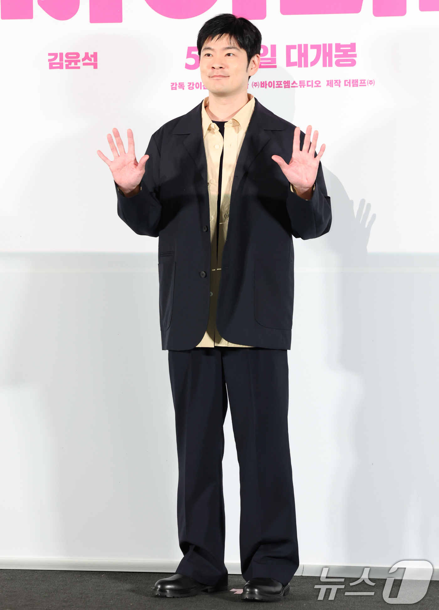 (서울=뉴스1) 권현진 기자 = 배우 겸 가수 장기하가 28일 서울 용산구 CGV 용산아이파크몰에서 열린 영화 '바이러스' VIP 시사회에 참석해 미소를 짓고 있다.'바이러스'는 …