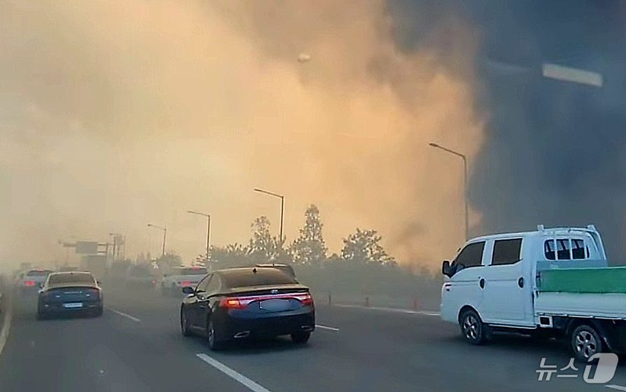 (대구=뉴스1) = 28일 오후 2시 1분쯤 대구 북구 노곡동 함지산에서 불이 나 도심 도로에 연기가 확산하고 있다. (독자 제공. 재판매 및 DB 금지)2025.4.28/뉴스1