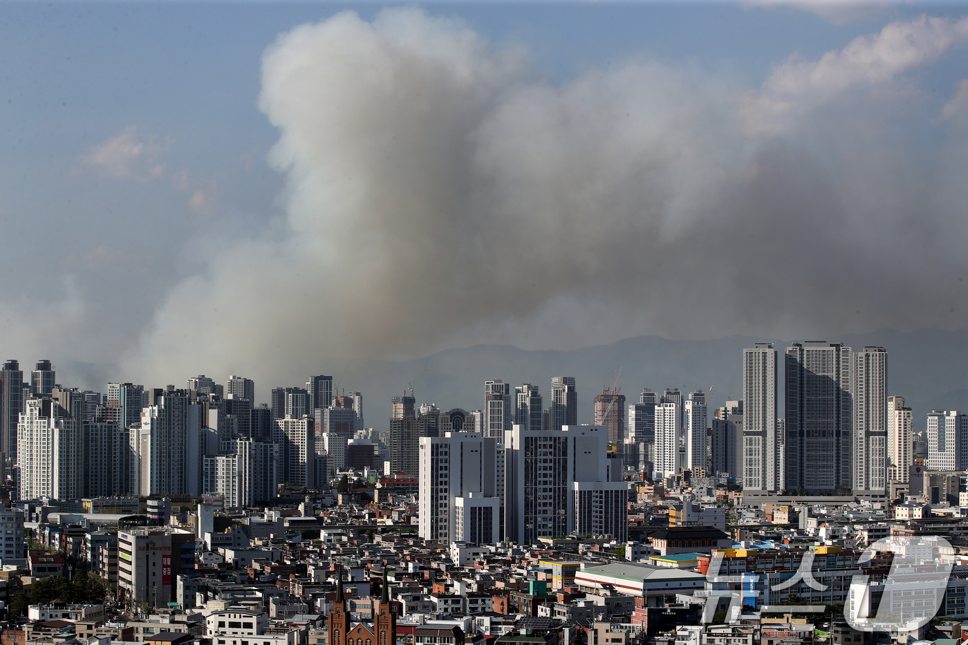 (대구=뉴스1) 공정식 기자 = 28일 오후 2시 1분쯤 대구 북구 노곡동 함지산에서 불이 나 3시간이 지나도록 꺼지지 않고 있다. 직선거리 약 8.5㎞ 떨어진 남구 영남대병원에서 …