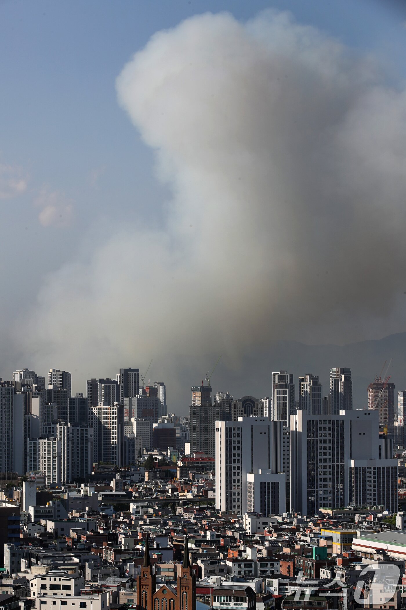 본문 이미지 - 28일 오후 2시 1분쯤 대구 북구 노곡동 함지산에서 불이 나 3시간이 지나도록 꺼지지 않고 있다. 직선거리 약 8.5㎞ 떨어진 남구 영남대병원에서 연기가 치솟는 모습이 보이고 있다. 2025.4.28/뉴스1 ⓒ News1 공정식 기자
