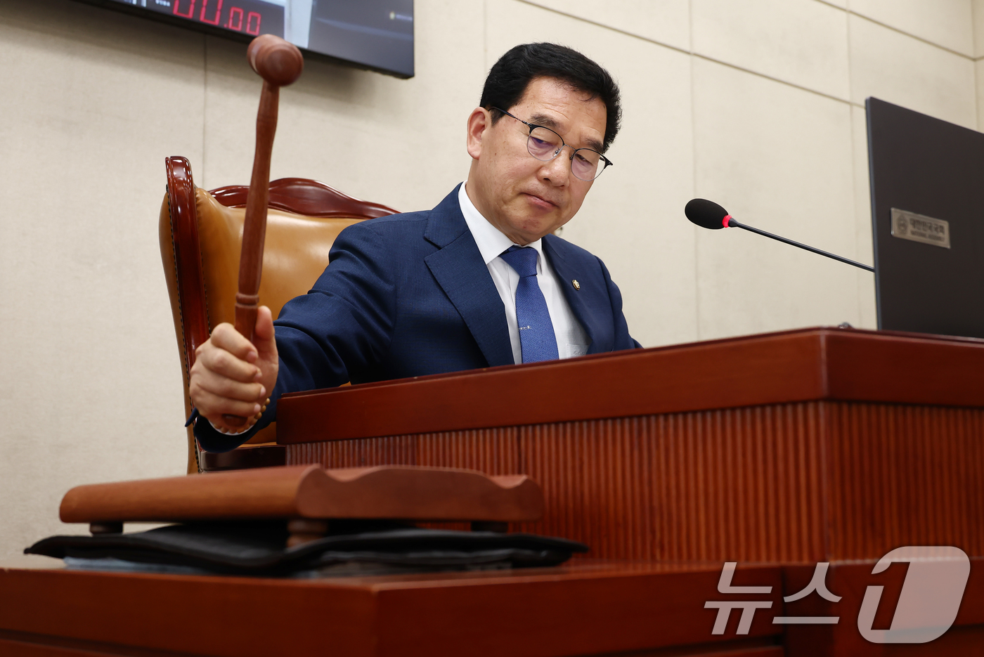 (서울=뉴스1) 김민지 기자 = 신정훈 행정안전위원장이 28일 서울 여의도 국회에서 열린 행정안전위원회 전체회의에서 2025년도 제1회 추가경정예산안(정부) 등 안건을 상정하며 의 …