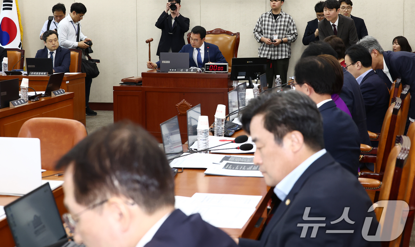 (서울=뉴스1) 김민지 기자 = 신정훈 행정안전위원장이 28일 서울 여의도 국회에서 열린 행정안전위원회 전체회의에서 안건을 상정하며 의사봉을 두드리고 있다. 2025.4.28/뉴스 …