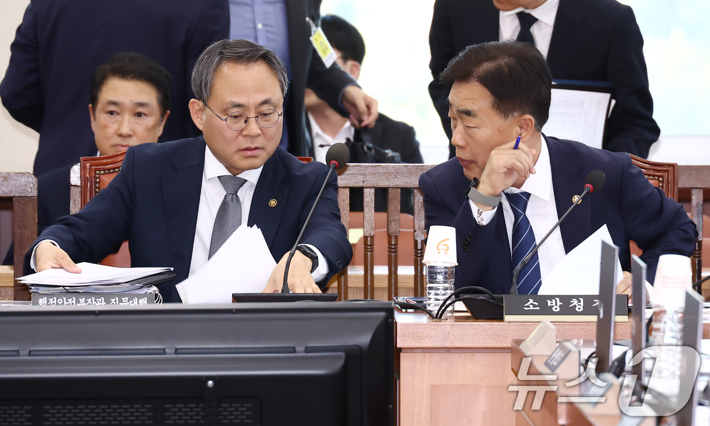 (서울=뉴스1) 김민지 기자 = 고기동 행정안전부 장관 직무대행(왼쪽)과 허석곤 소방청장이 28일 서울 여의도 국회에서 열린 행정안전위원회 전체회의에 출석해 대화하고 있다. 202 …