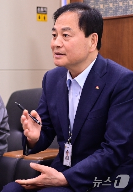 (김천=뉴스1) 정우용 기자 = 배낙호 경북 김천시장이 28일 이병화 환경부 차관을 만나 지역 현안 사업이 내년 정부예산안에 반영될 수 있도록 건의하고 있다.배 시장은 산업단지 완 …