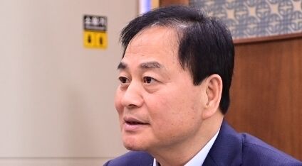 환경부 차관에 지역현안사업 지원 건의하는 배낙호 김천시장