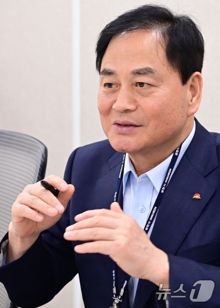 (김천=뉴스1) 정우용 기자 = 배낙호 경북 김천시장이 28일 이병화 환경부 차관을 만나 지역 현안 사업이 내년 정부예산안에 반영될 수 있도록 건의하고 있다.배 시장은 산업단지 완 …