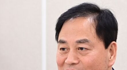 환경부 차관에 지역현안사업 지원 건의하는 배낙호 김천시장