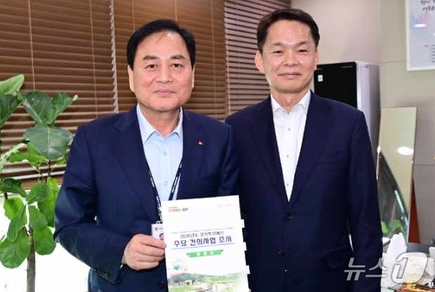 (김천=뉴스1) 정우용 기자 = 배낙호 경북 김천시장(왼쪽)이 28일 이병화 환경부 차관을 만나 지역 현안 사업이 내년 정부예산안에 반영될 수 있도록 건의하고 있다.배 시장은 산업 …