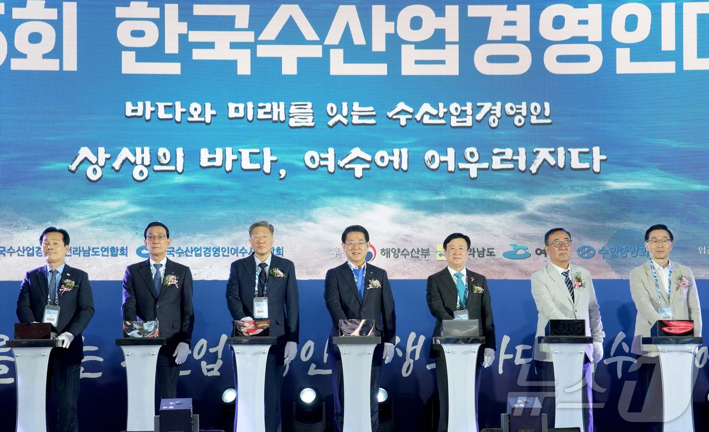 (무안=뉴스1) 전원 기자 = 김영록 전라남도지사가 28일 여수세계박람회장에서 열린 ‘제15회 한국수산업경영인 전국대회’에서 지속가능한 수산업과 풍요로운 어촌의 희망찬 미래를 위한 …