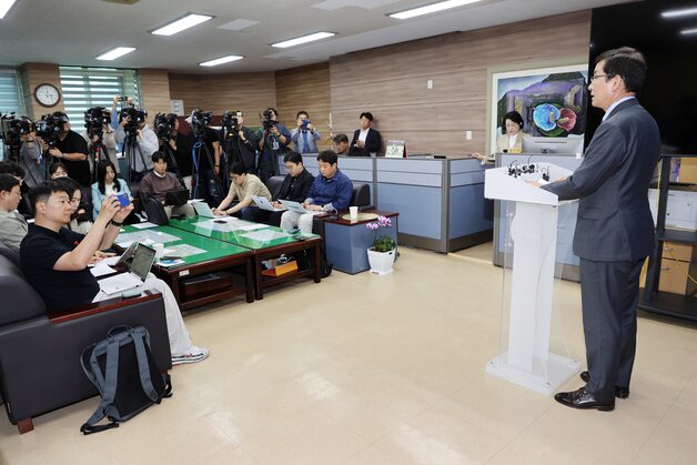 본문 이미지 - 윤건영 충북교육감이 청주 고교생 흉기 난동 사건과 관련해 브리핑을 하고 있다.(충북교육청 제공. 재판매 및 DB금지)/뉴스1