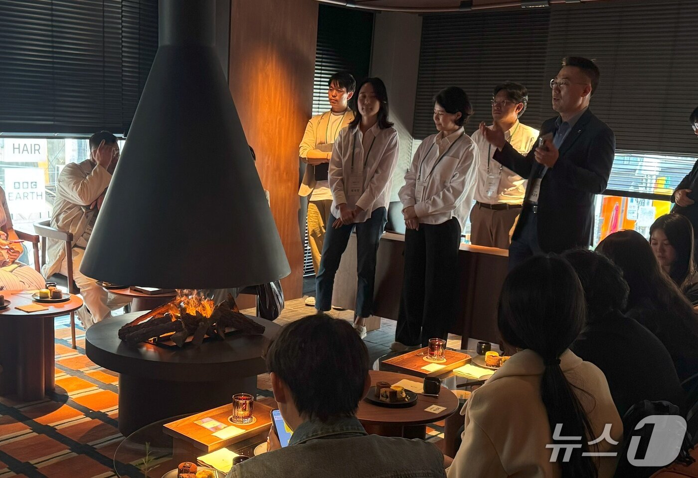 본문 이미지 - '스타벅스 리저브 도산' 매장 2층에 위치한 벽난로 옆에서 스타벅스 관계자들이 매장에 관한 설명을 이어가고 있다.2025.4.28/뉴스1 ⓒ News1 이강 기자