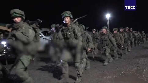 본문 이미지 - 러시아 국영 타스통신이 공개한 우크라이나 전쟁 참전 북한군의 쿠르스크 전투훈련 모습. 2025.04.28.