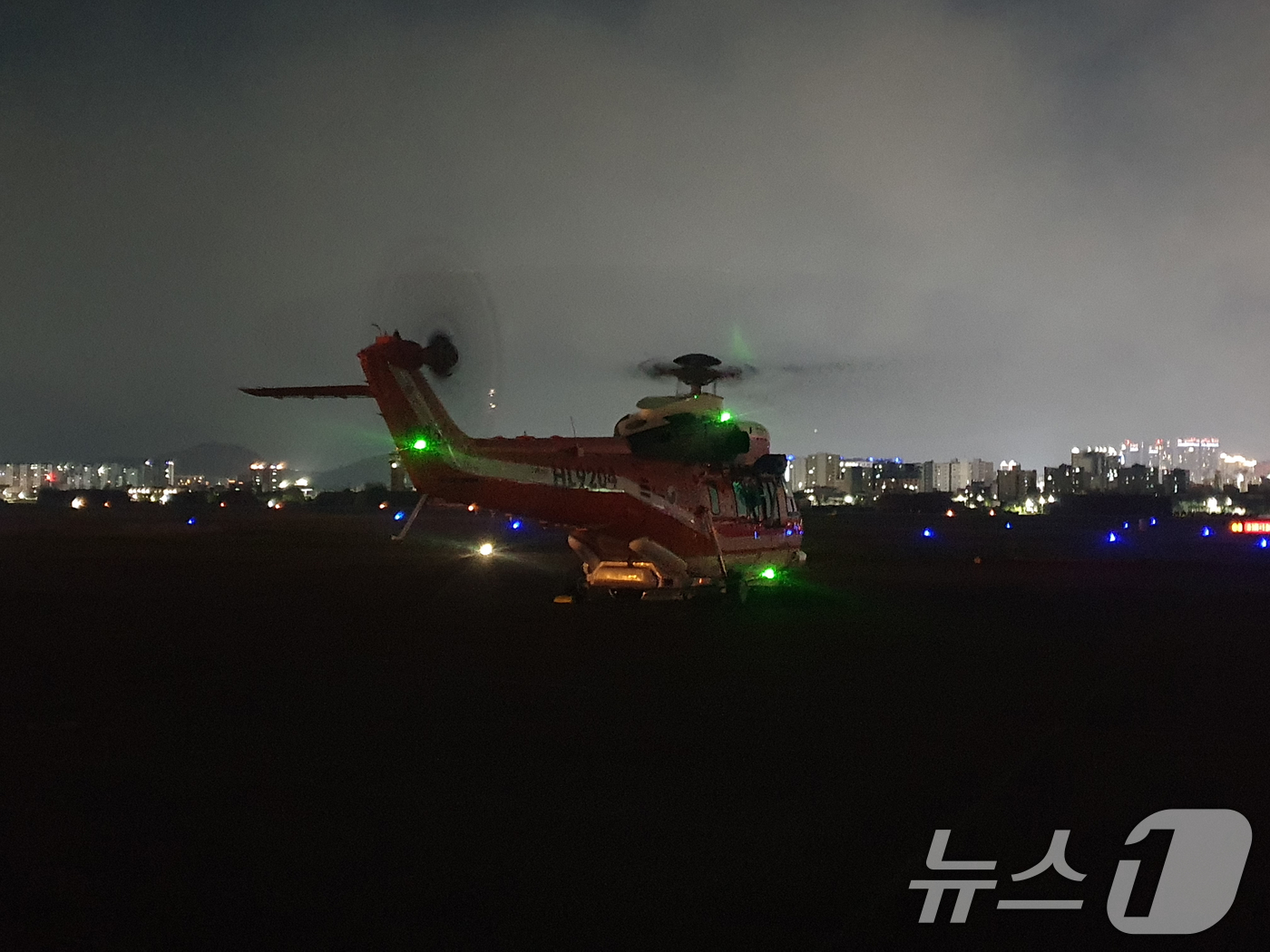 (대구,=뉴스1) 최창호 기자 = 28일 대구시 북구 함지산에서 발생한 산불 진화를 위해 야간 진화가 가능한 산림청 수리온 헬기를 투입되고 있다. (산림청 제공. 재판매 및 DB …