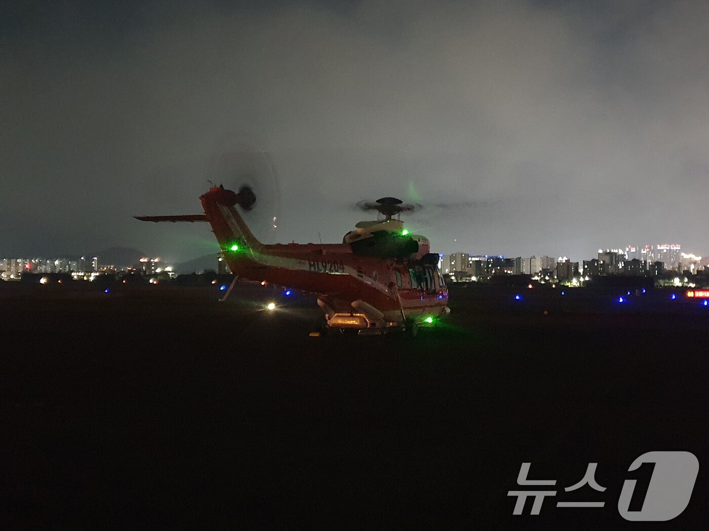 본문 이미지 - 28일 대구시 북구 함지산에서 발생한 산불 진화를 위해 야간 진화가 가능한 산림청 수리온 헬기를 투입되고 있다. (산림청 제공. 재판매 및 DB 금지) 2025.4.28/뉴스1 ⓒ News1 최창호 기자