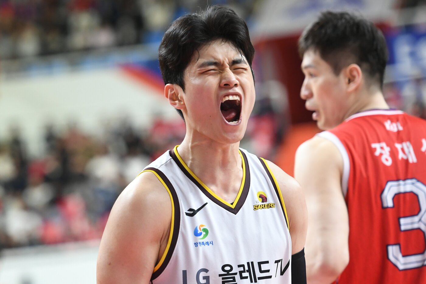 본문 이미지 - LG 유기상이 포효하고 있다.(KBL 제공)