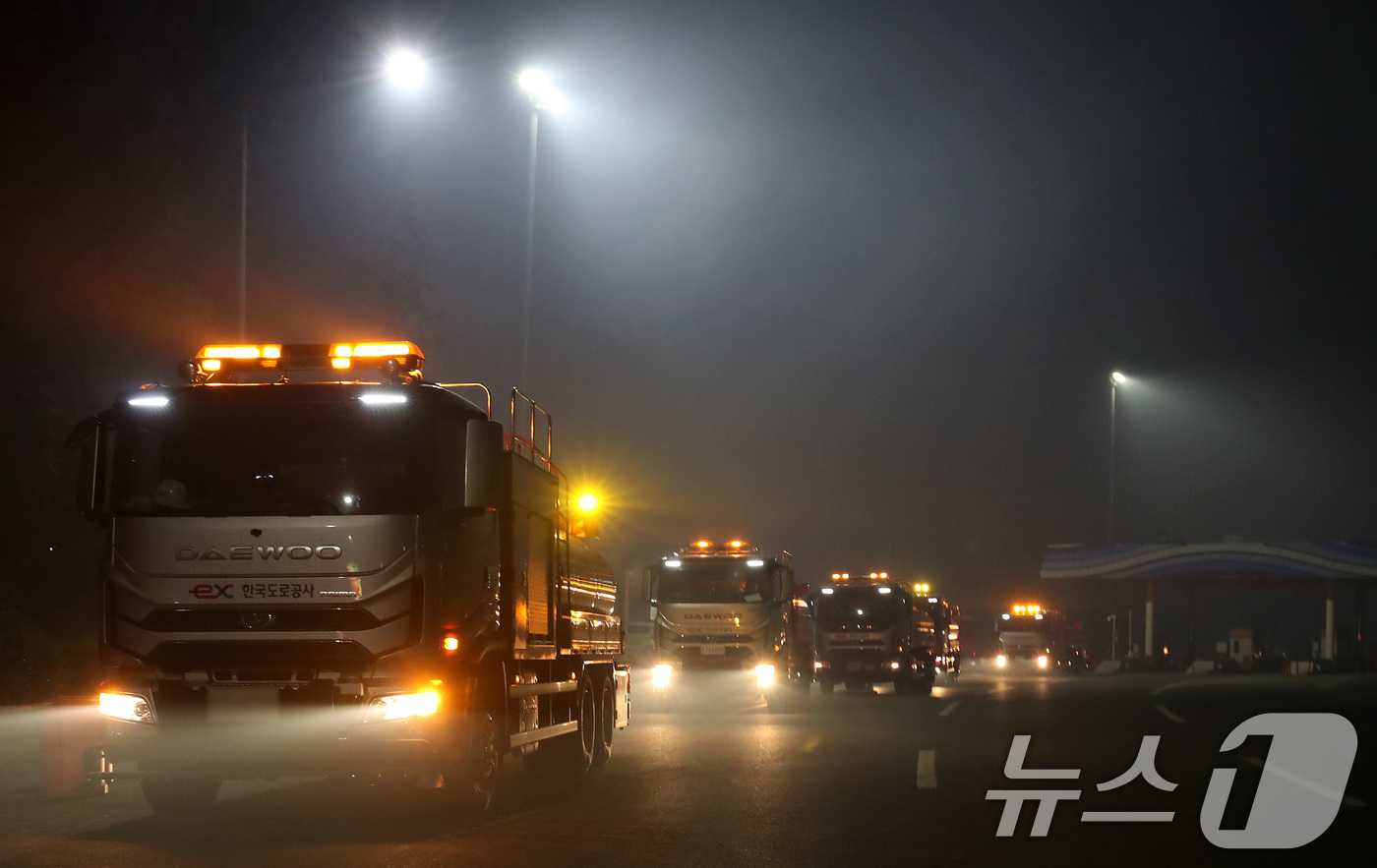 (대구=뉴스1) 공정식 기자 = 28일 오후 2시 1분쯤 대구 북구 노곡동 함지산에서 시작된 산불이 일몰 시각이 지나도록 꺼지지 않는 가운데 양방향 진출입이 차단된 경부고속도로 북 …