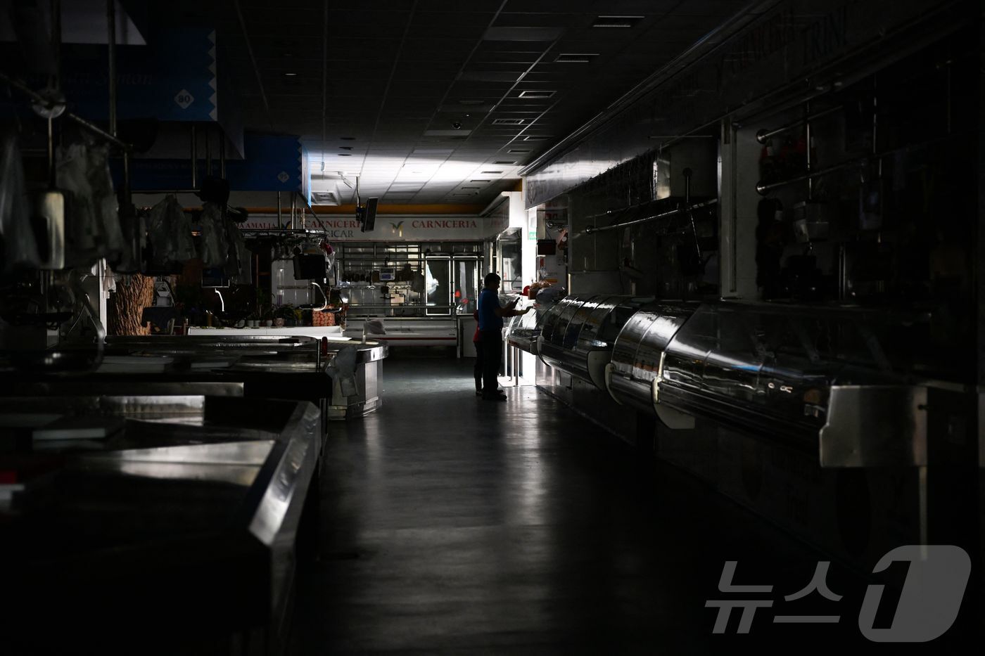 본문 이미지 - 28일(현지시간) 대규모 정전이 발생한 동안 스페인 북서부 비고에서 지역 시장을 한 남성과 어린이가 걸어가고 있다. 2025.04.28.ⓒ AFP=뉴스1