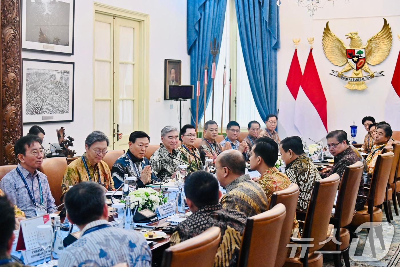 (서울=뉴스1) 신웅수 기자 = 신동빈 롯데그룹 회장을 비롯한 한경협 경제사절단이 28일 인도네시아 자카르타 메르데카 궁전에서 프라보워 수비안토 인도네시아 대통령을 예방하고 있다. …