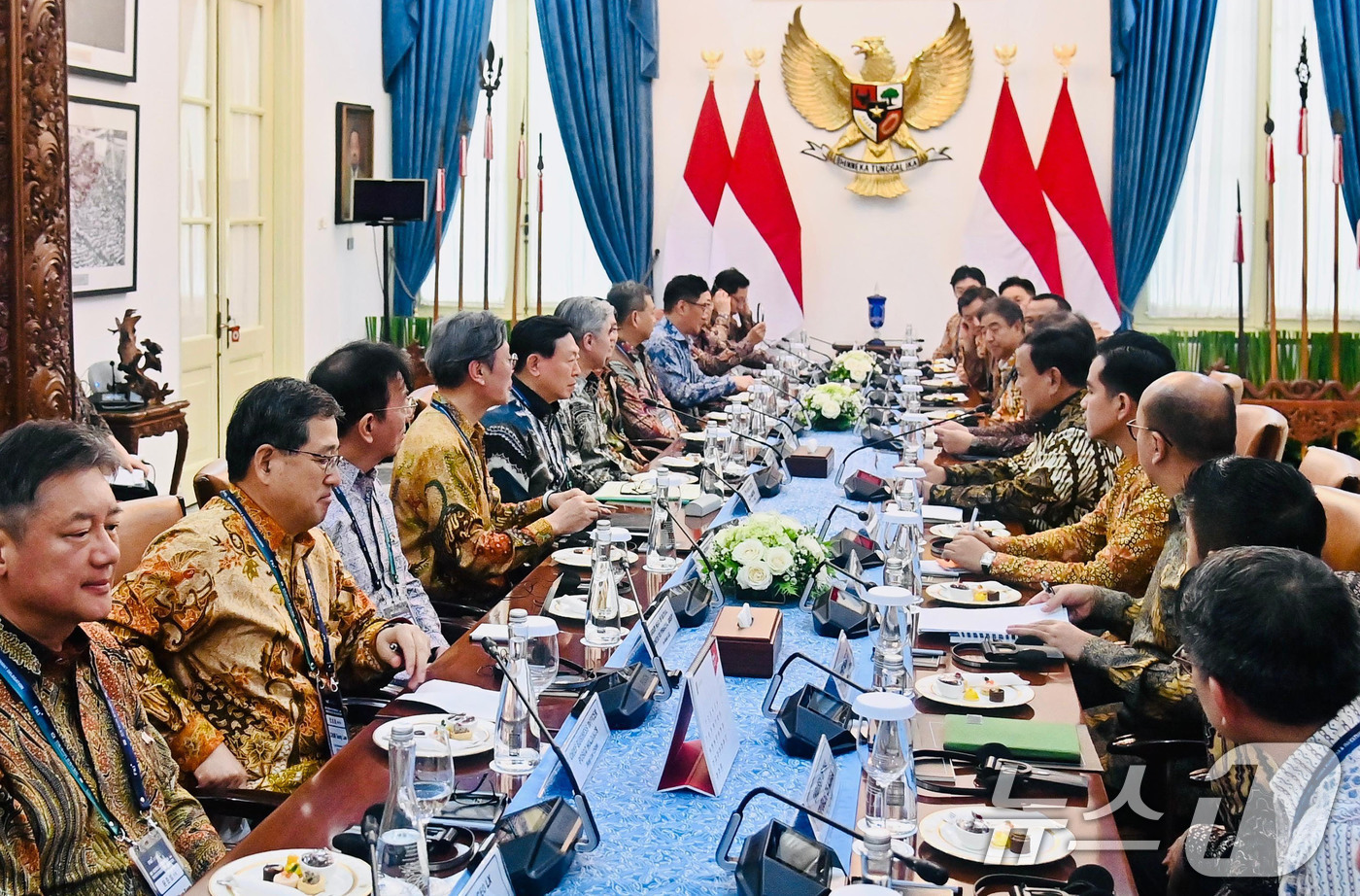 (서울=뉴스1) 신웅수 기자 = 신동빈 롯데그룹 회장을 비롯한 한경협 경제사절단이 28일 인도네시아 자카르타 메르데카 궁전에서 프라보워 수비안토 인도네시아 대통령을 예방하고 있다. …