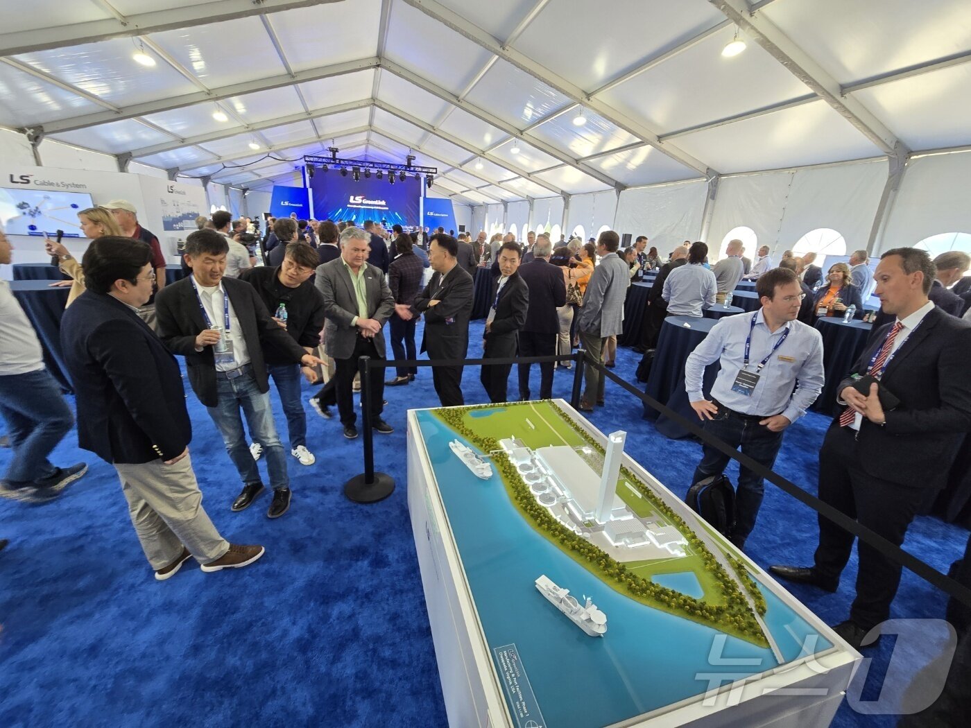 본문 이미지 - 28일(현지시간) LS전선이 미국 버지니아주 체사피크시에 짓는 해저케이블 공장 착공식 현장. 6억 8100만 달러(1조 원)를 투자해 2027년 3분기 완공, 2028년 1분기 양산을 목표로 하고 있다. ⓒ News1 류정민 특파원