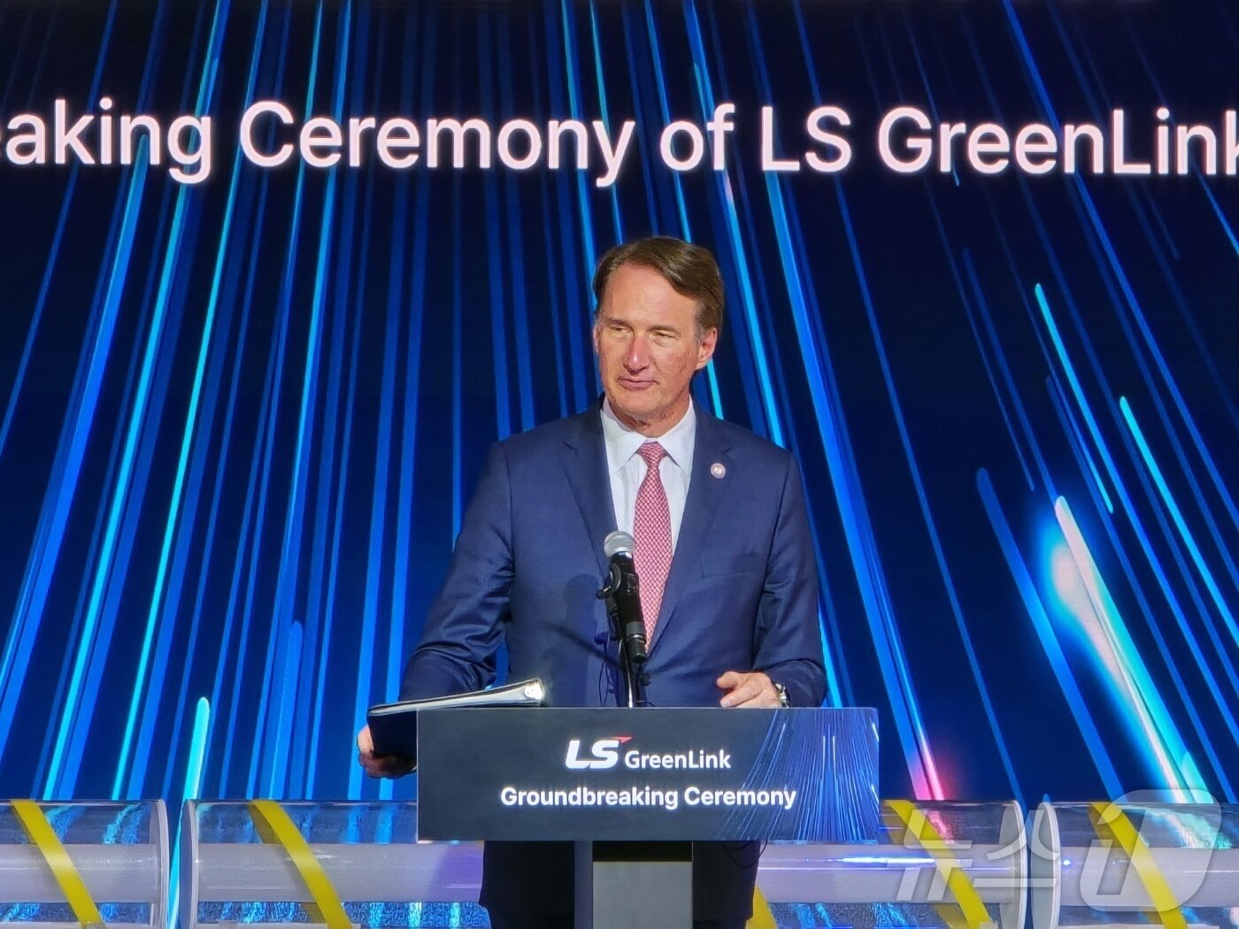 본문 이미지 - 글렌 영킨(Glenn Youngkin, 공화당) 버지니아주 주지사가 28일(현지시간) 체시피크시에서 열린 LS전선 자회사 LS그린링크의 해저케이블 공장 착공식에서 축사를 하고 있다. ⓒ News1 류정민 특파원