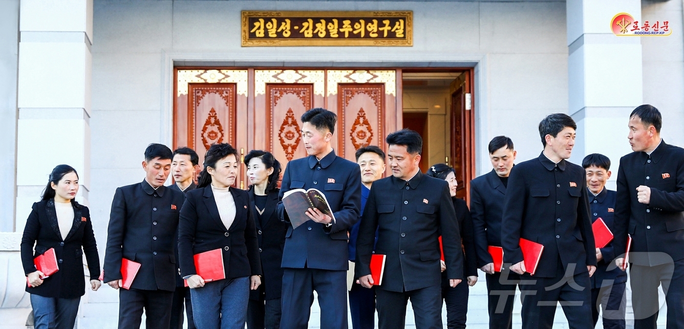 (평양 노동신문=뉴스1) = 북한 노동당 기관지 노동신문은 29일 룡천광산에서 "우리 당의 혁명사상으로 무장하기 위한 학습을 실속있게 하고 있다"고 보도했다. [국내에서만 사용가능 …