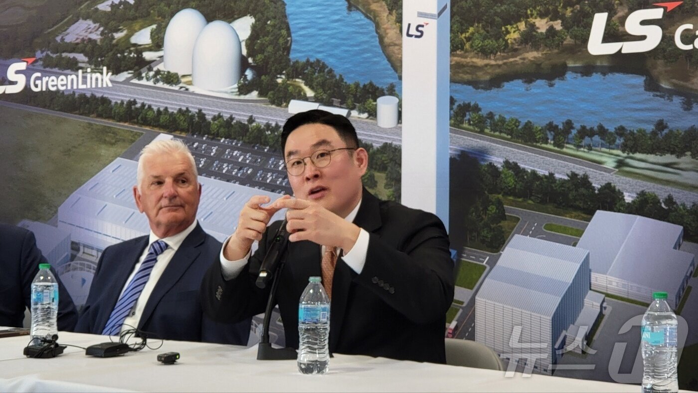 본문 이미지 - 구본규 LS전선 대표가 28일(현지시간) 버지니아주 체사피크시에서 열린 해저케이블 공장 착공식에서 관세 대응 방안에 대해 설명하고 있다.  옆은릭 웨스트 체사피크시 시장. ⓒ News1 류정민 특파원