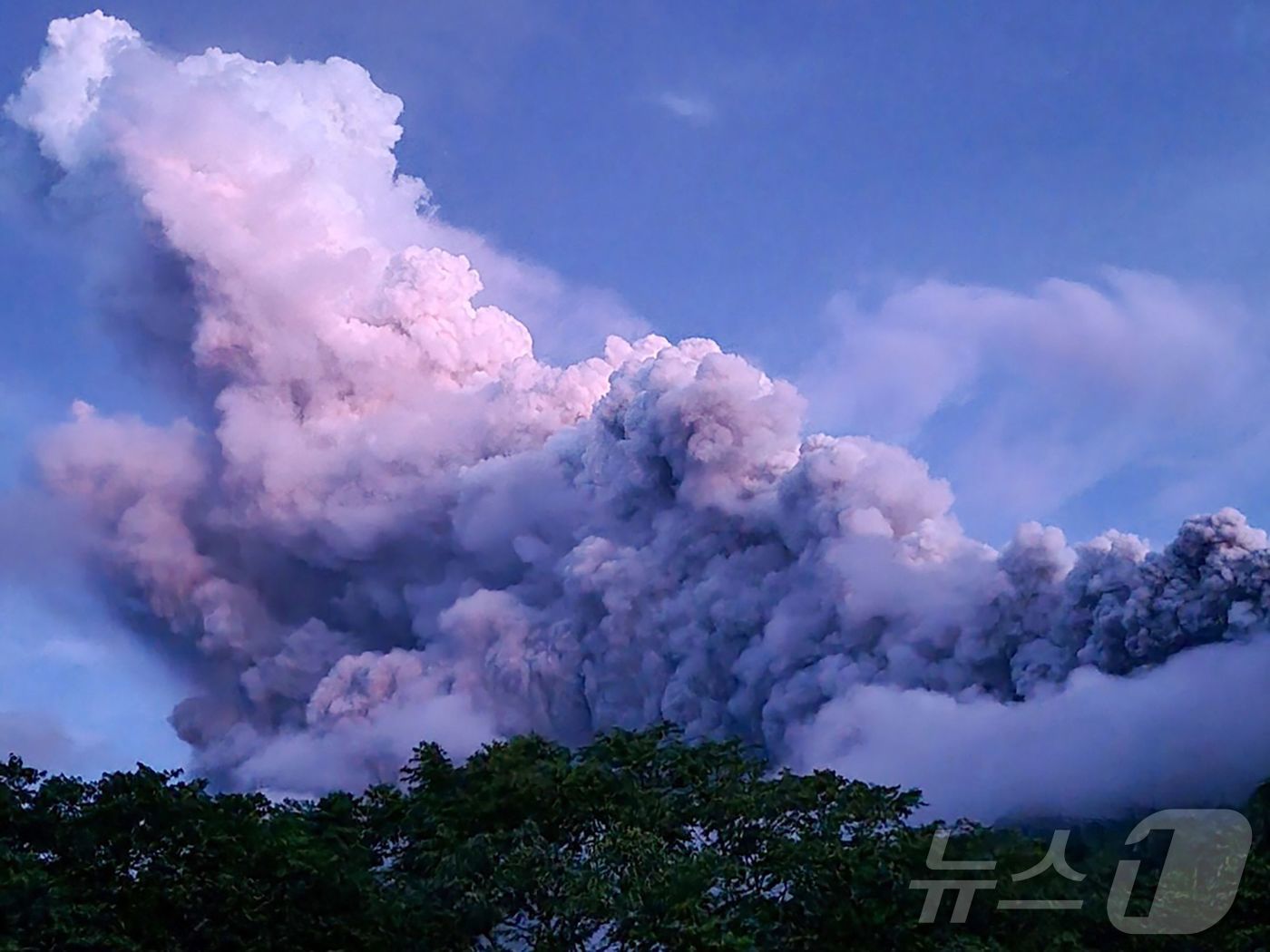 (산로케 AFP=뉴스1) 우동명 기자 = 28일(현지시간) 필리핀 소르소곤주 산로케에서 본 불루산 화산이 폭발해 화산재를 분출하고 있다. 2025.04.28ⓒ AFP=뉴스1