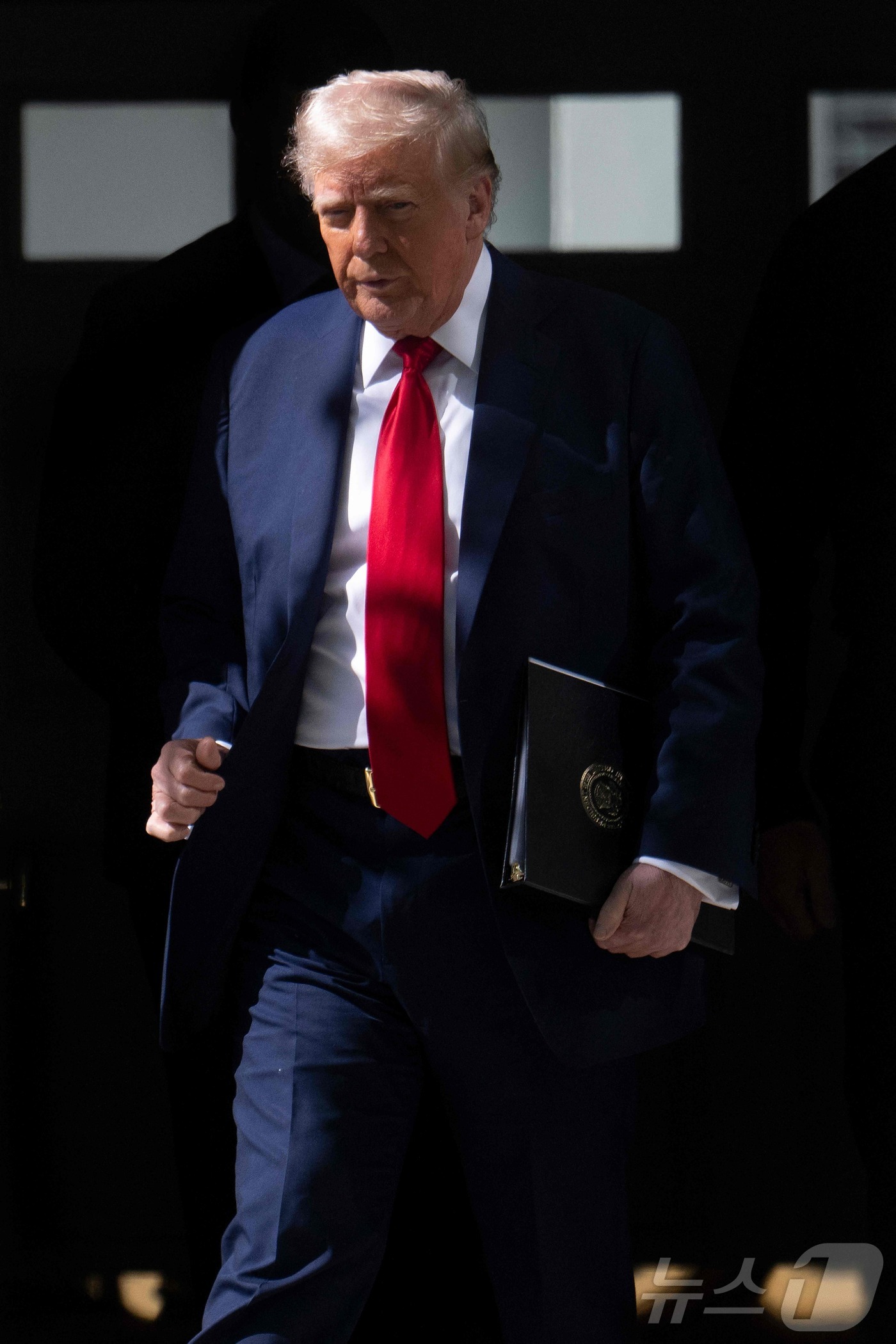 (워싱턴 AFP=뉴스1) 우동명 기자 = 도널드 트럼프 미국 대통령이 28일(현지시간) 워싱턴 백악관에서 열린 2025년 슈퍼볼 우승 팀 필라델피아 이글스 축하 행사에 도착을 하고 …