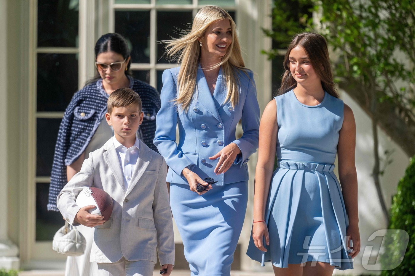 (워싱턴 AFP=뉴스1) 우동명 기자 = 도널드 트럼프 미국 대통령의 딸 이방카와 자녀 테오도르, 아라벨라가 28일(현지시간) 워싱턴 백악관에서 열린 2025년 슈퍼볼 우승 팀 필 …