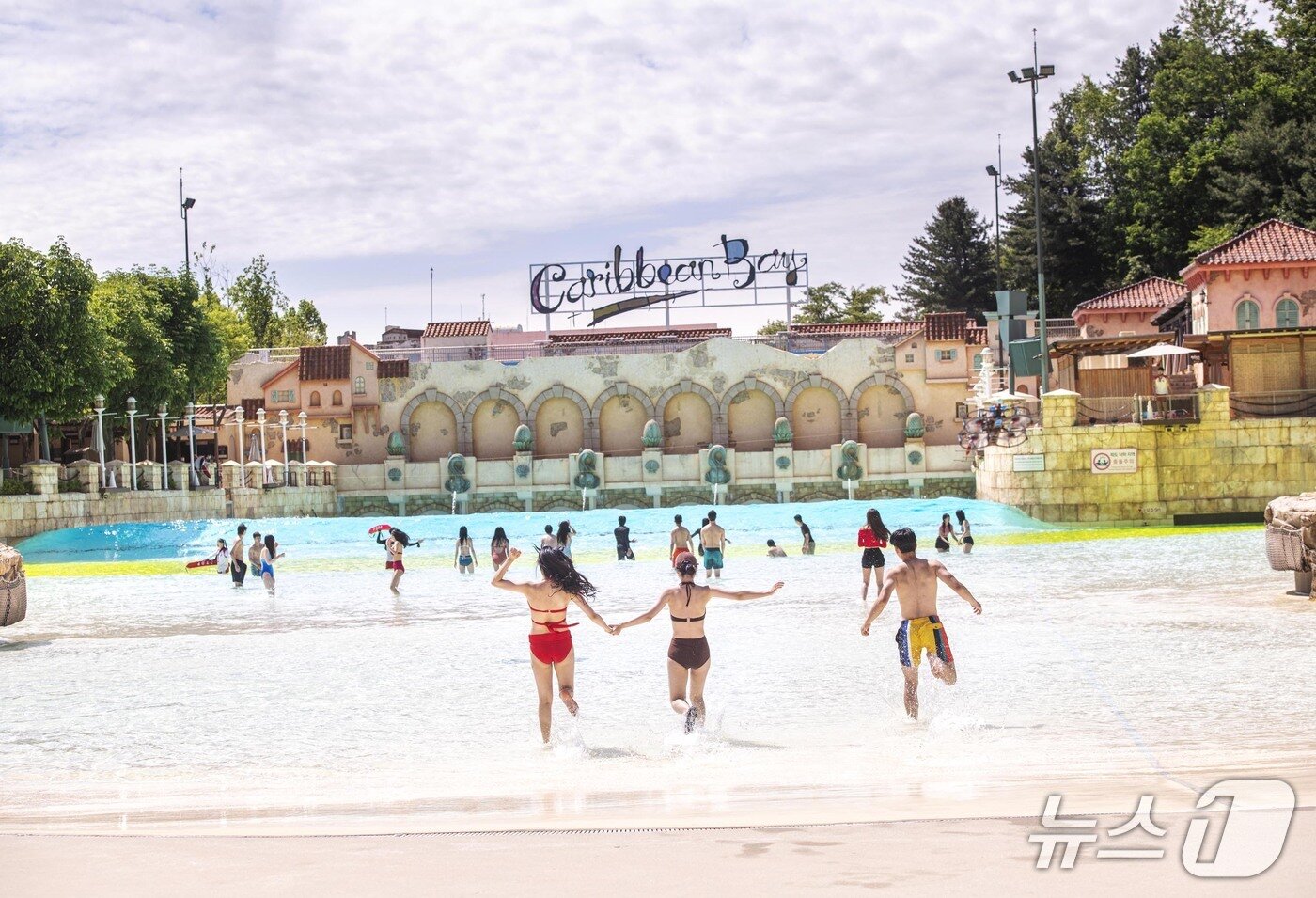 본문 이미지 - 에버랜드 캐리비안베이의 야외 파도풀.(에버랜드 제공)