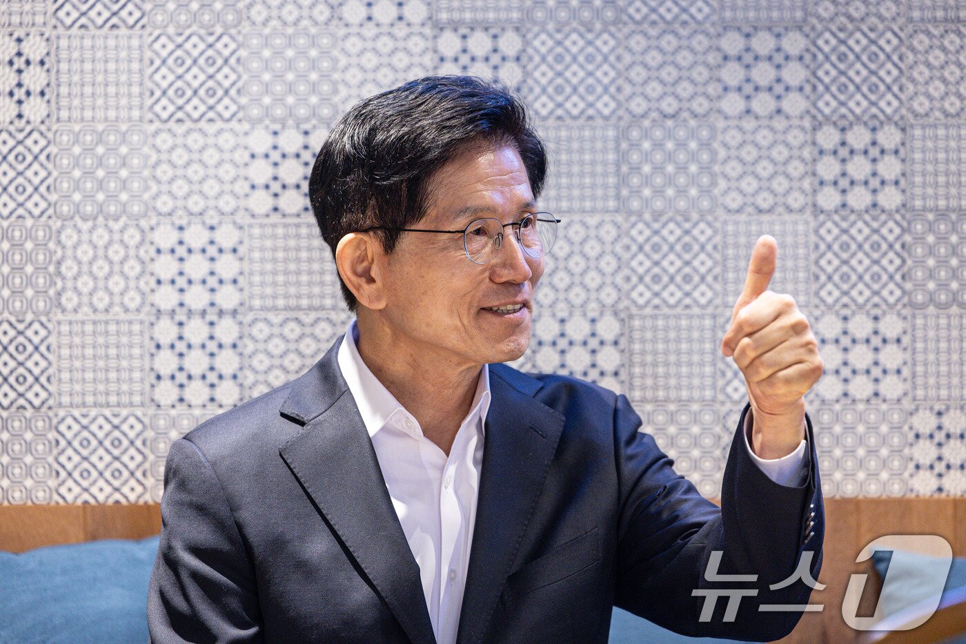 본문 이미지 - 김문수 국민의힘 대선 경선 후보가 29일 오전 서울 여의도 국회 인근 카페에서 뉴스1과 인터뷰를 하고 있다. 2025.4.29/뉴스1 ⓒ News1 이재명 기자