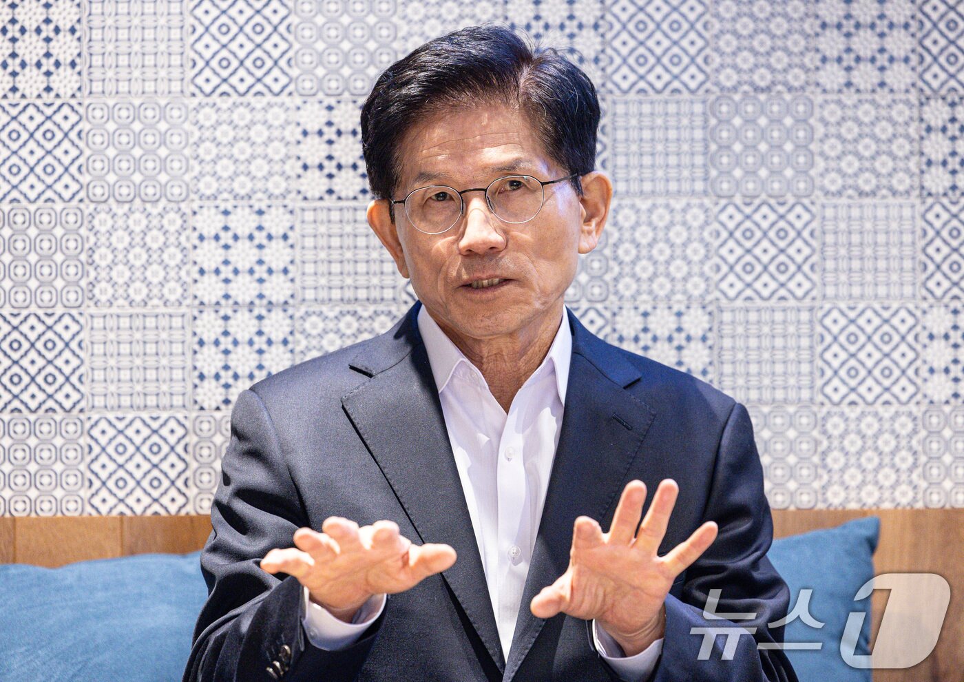 본문 이미지 - 김문수 국민의힘 대선 경선 후보가 29일 오전 서울 여의도 국회 인근 카페에서 뉴스1과 인터뷰를 하고 있다. ⓒ News1 이재명 기자