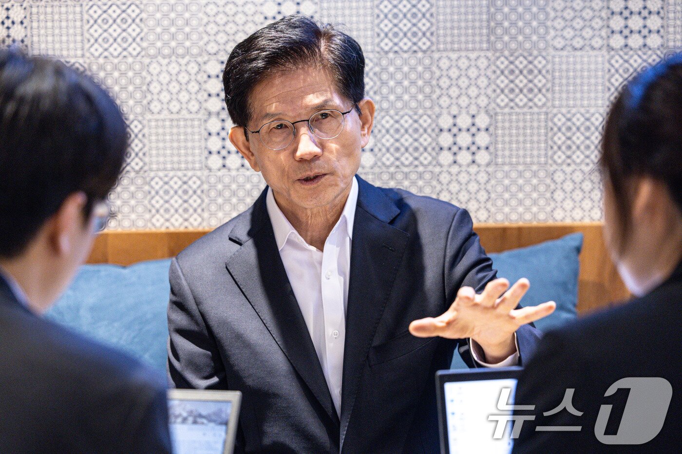 본문 이미지 - 김문수 국민의힘 대선 경선 후보가 29일 오전 서울 여의도 국회 인근 카페에서 뉴스1과 인터뷰를 하고 있다. ⓒ News1 이재명 기자