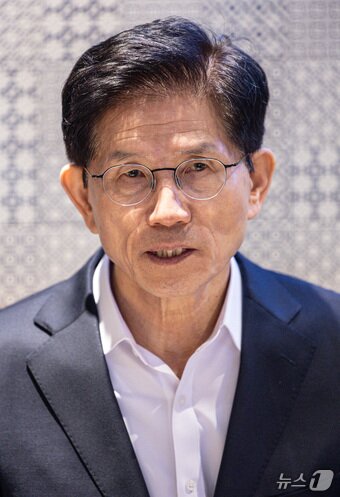 본문 이미지 - 김문수 국민의힘 대선 경선 후보가 29일 오전 서울 여의도 국회 인근 카페에서 뉴스1과 인터뷰를 하고 있다. ⓒ News1 이재명 기자