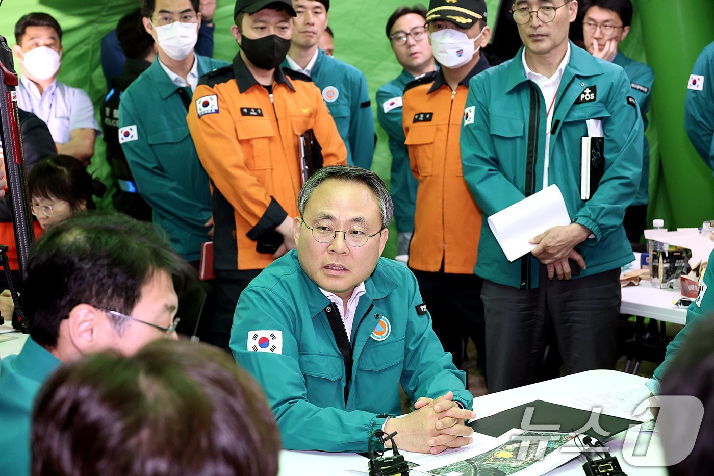 (서울=뉴스1) = 고기동 행정안전부 장관 직무대행이 지난 28일 대구 북구 산불현장통합지휘본부를 방문해 산불 진화 및 피해상황 등을 점검하고 있다. (행정안전부 제공. 재판매 및 …