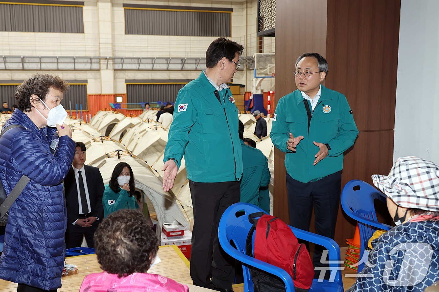 (서울=뉴스1) = 고기동 행정안전부 장관 직무대행이 지난 28일 대구 북구 대형산불 피해로 인한 일시 주민대피소가 마련된 팔당초등학교 대강당을 방문해 주민들을 격려하고 있다. ( …