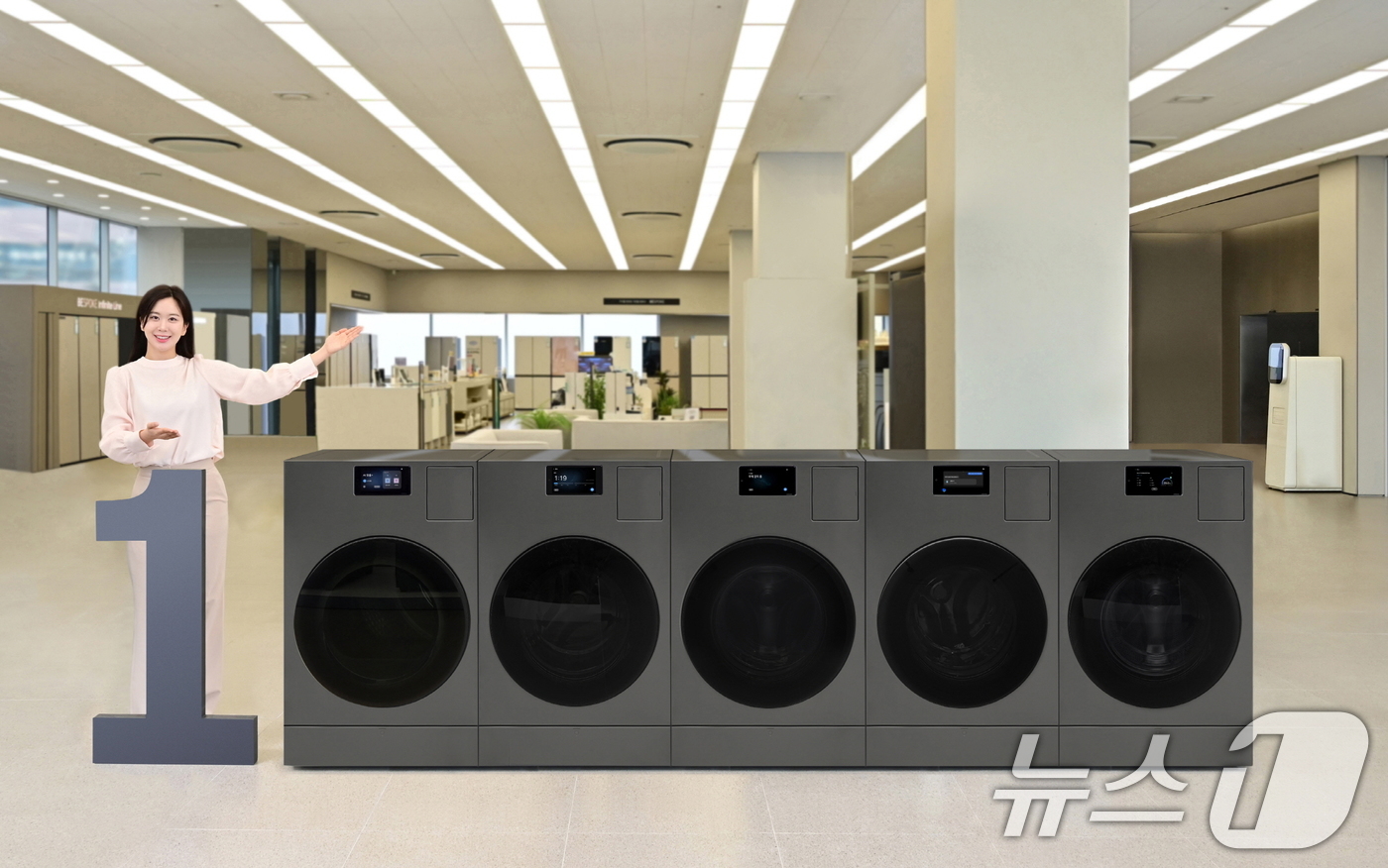 (서울=뉴스1) = 삼성전자는 '비스포크 AI 콤보' 세탁건조기가 출시 1년 만에 국내 누적 판매량 10만 대를 돌파했다고 29일 밝혔다.삼성전자 모델이 국내 누적 판매량 10만 …