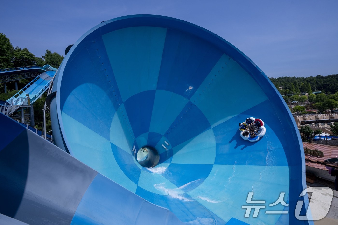 (서울=뉴스1) = 에버랜드의 워터파크 캐리비안 베이가 어린이날 연휴 및 5월 가정의 달을 맞아 야외 파도풀, 메가스톰, 아쿠아틱센터 등 인기 물놀이 시설들을 가동하며 오는 1일부 …