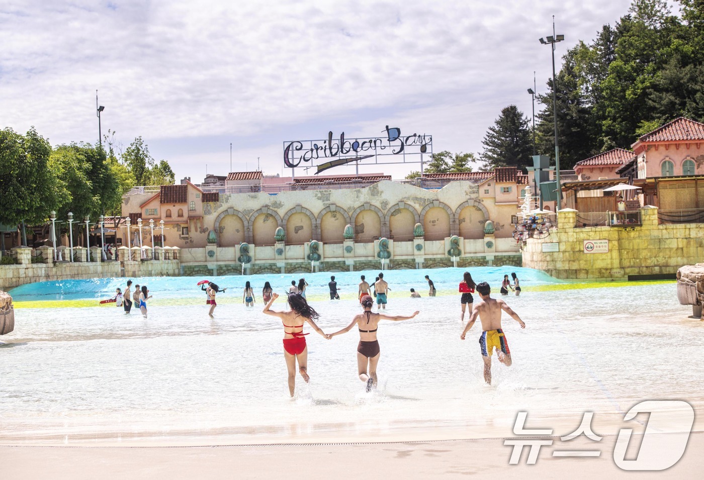 (서울=뉴스1) = 에버랜드의 워터파크 캐리비안 베이가 어린이날 연휴 및 5월 가정의 달을 맞아 야외 파도풀, 메가스톰, 아쿠아틱센터 등 인기 물놀이 시설들을 가동하며 오는 1일부 …