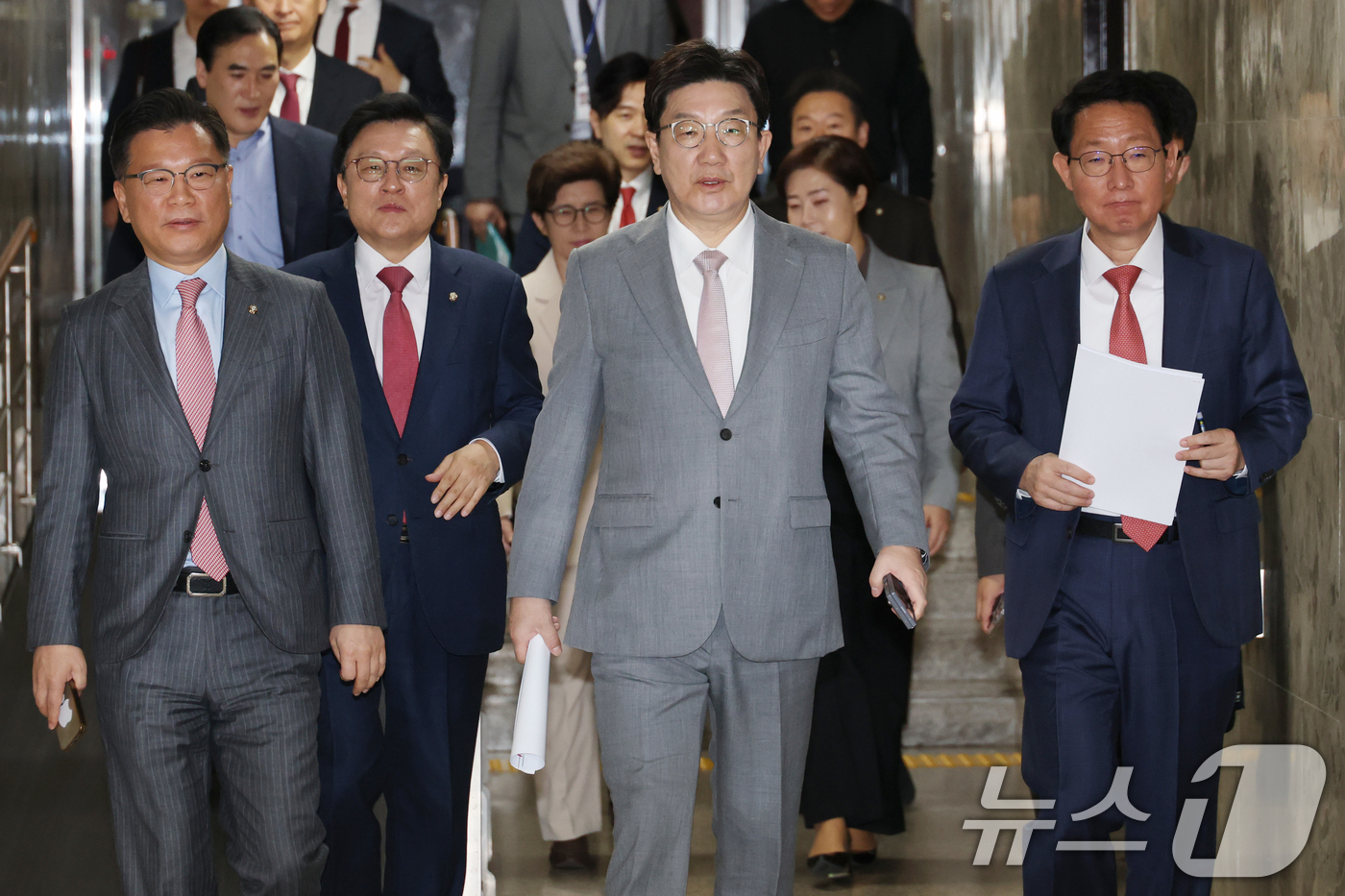 (서울=뉴스1) 이광호 기자 = 권성동 국민의힘 원내대표와 김상훈 정책위의장 등 원내지도부가 29일 오전 서울 여의도 국회에서 열린 원내대책회의에 참석하고 있다.  2025.4.2 …