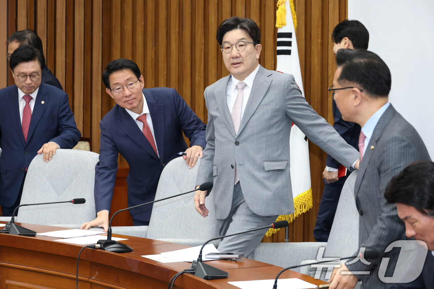(서울=뉴스1) 이광호 기자 = 권성동 국민의힘 원내대표와 김상훈 정책위의장 등 원내지도부가 29일 오전 서울 여의도 국회에서 열린 원내대책회의에 참석하고 있다.  2025.4.2 …