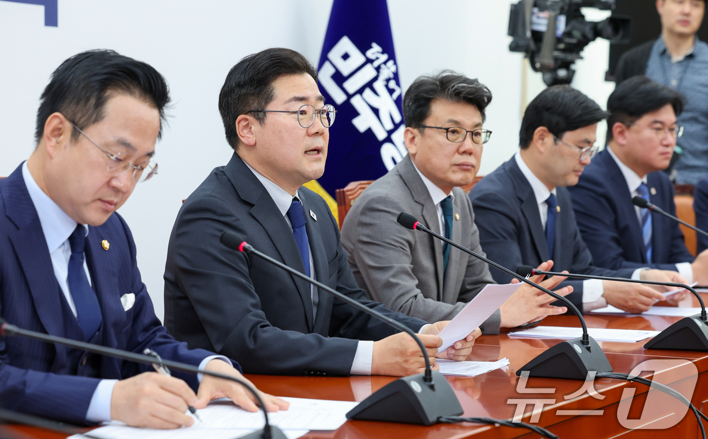 (서울=뉴스1) 안은나 기자 = 박찬대 더불어민주당 대표 직무대행 겸 원내대표가 29일 오전 서울 여의도 국회에서 열린 원내대책회의에 참석해 모두 발언하고 있다. 2025.4.29 …